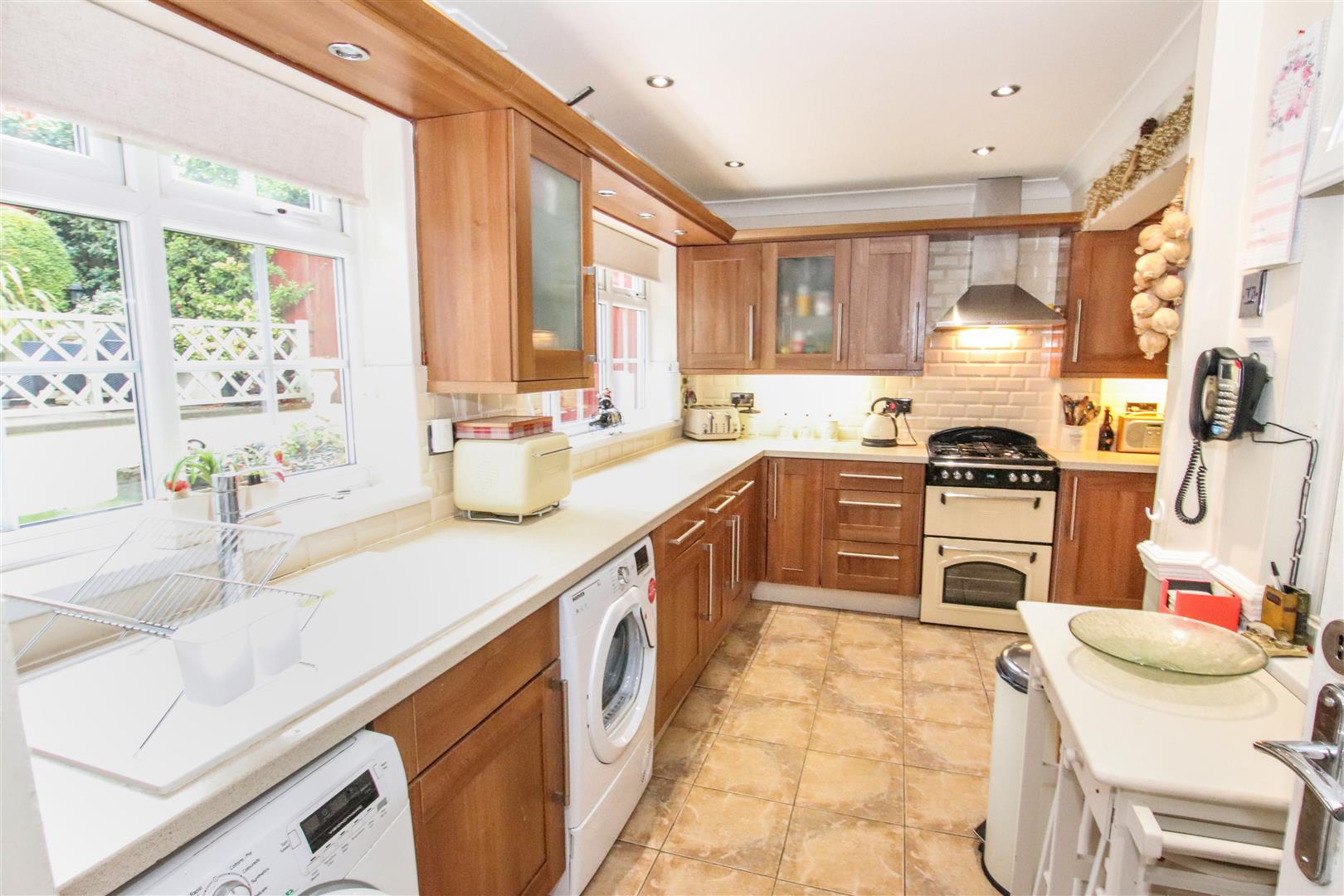L SHAPED FITTED KITCHEN / BREAKFAST ROOM